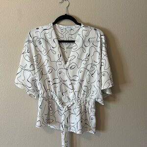 Sweet Rain Women’s White and Black Abstract Top Size Small